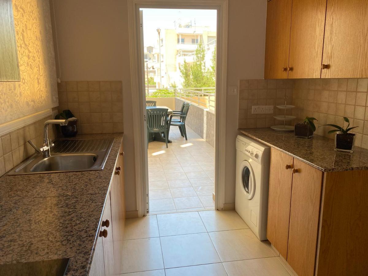 Holiday City Center Daire Larnaca Dış mekan fotoğraf